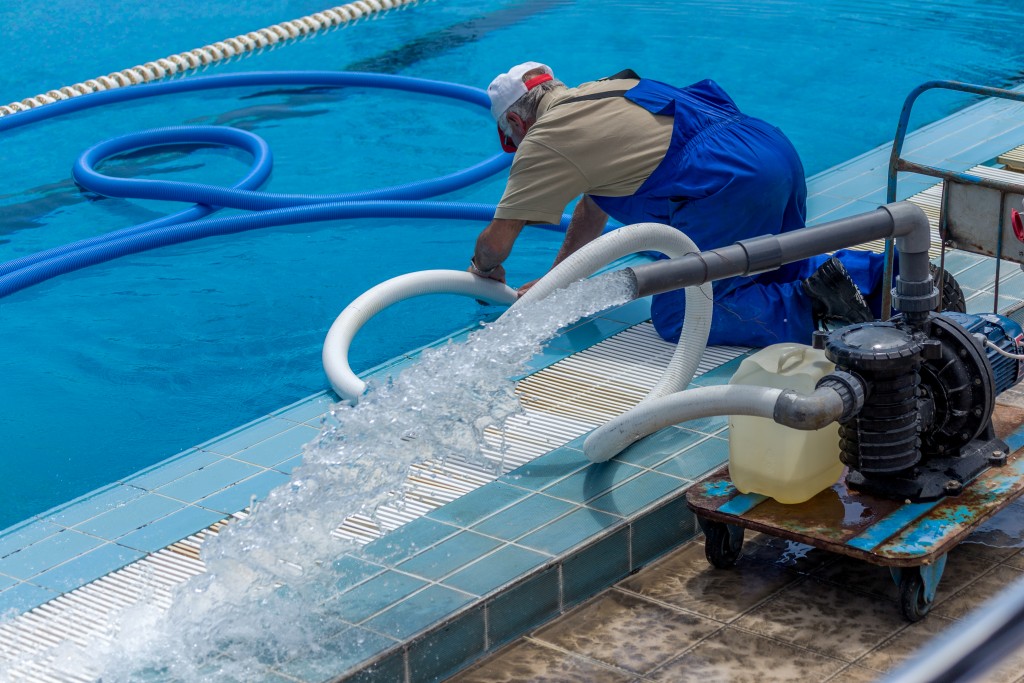 cleaning the swimmingn pool